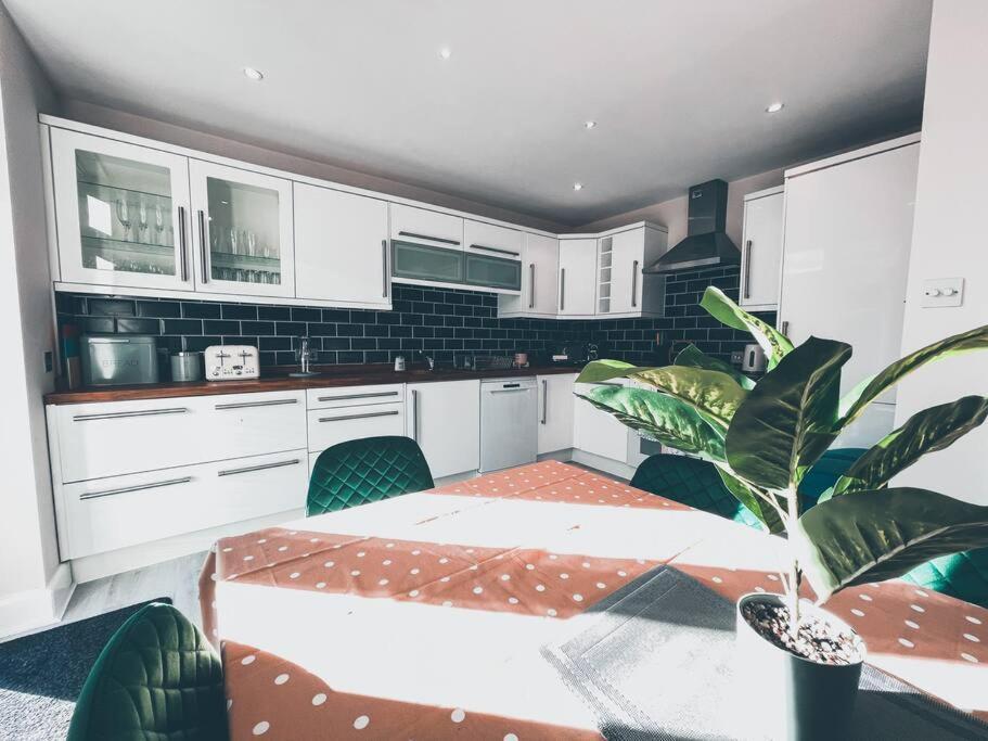 Modern 3 Ground Floor Parking And Garden Appartement Bournemouth Buitenkant foto
